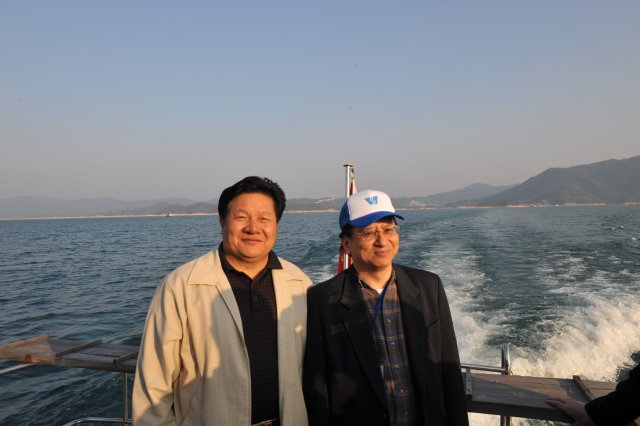 Photo 2 - The Vice Mayor left and the Vice-Chairman of ACQWS right at Wanlu Lake.