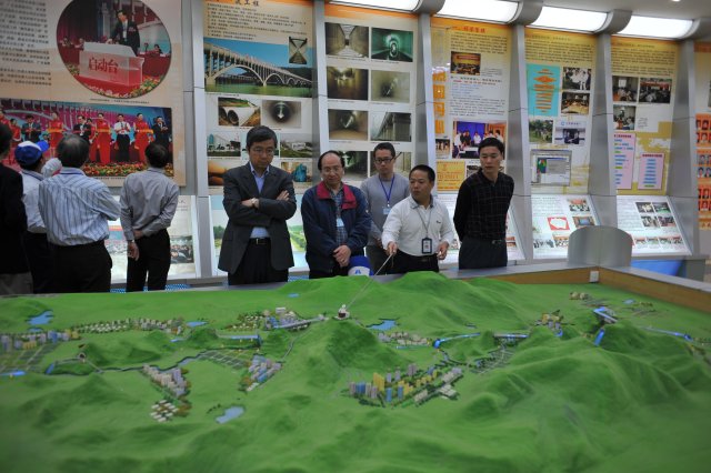 Photo 24 - The delegation was briefed at the Exhibition about the Dedicated Aqueduct Project.