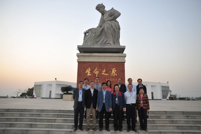 Photo 25 - The delegation in front of the statue at the podium of the Exhibition Centre.