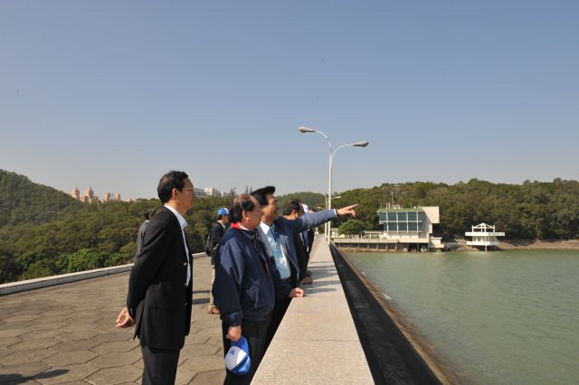 Photo 28 - The Chairman and the Vice-Chairman of the ACQWS inspecting the Shenzhen Reservoir.