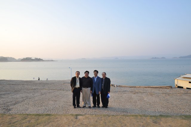 Photo 4 - Assistant Director / Development of WSD, Vice-Mayor, the Chairman of ACQWS and the Vice-Chairman of ACQWS (from left to right) at the tourist attraction area of Wanlu Lake.