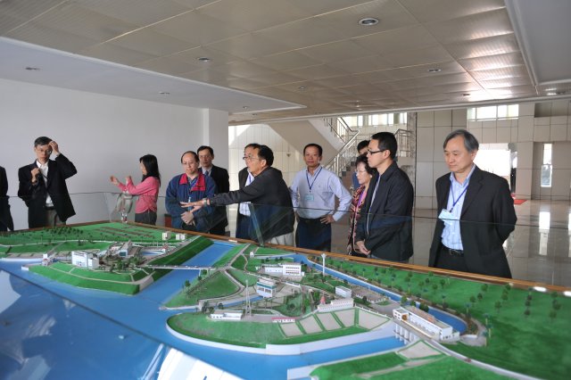 Photo 9 - The Deputy General Manager briefed the delegation in front of the Taiyuan Pumping Station Model.