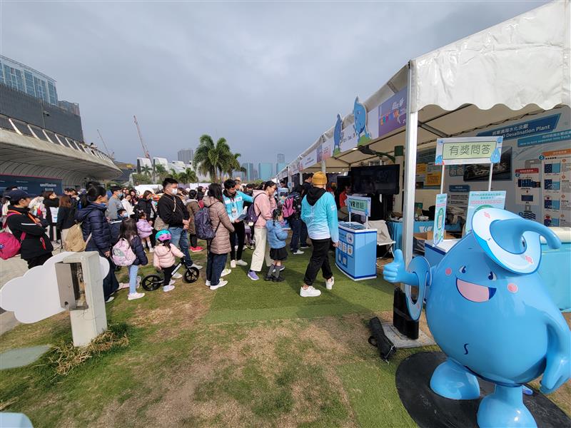 The carnival attracted visitors of different backgrounds to participate, including general public, officers from construction industry, students as well as tourists, etc.