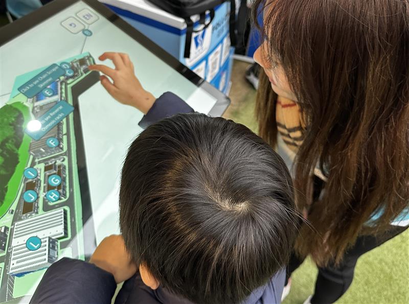 Staff elaborated the operation of the Tseung Kwan O Desalination Plant to the public with the use of interactive platform of Building Information Modeling.