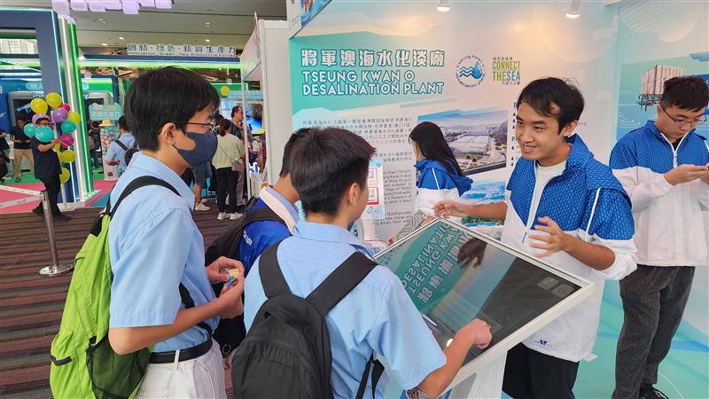 Staff elaborated the operation of the Tseung Kwan O Desalination Plant to the public with the use of interactive platform of BIM.