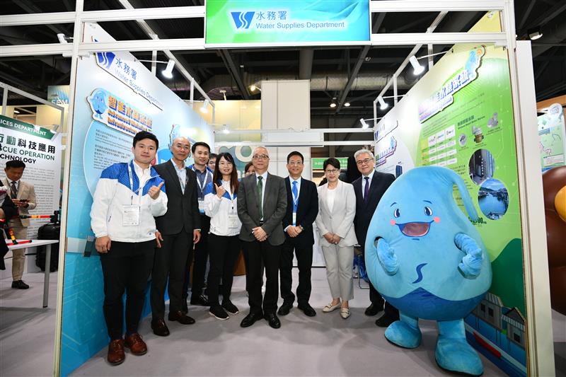 The Secretary for Environment and Ecology, Mr. Tse Chin-wan pictured with WSD staff.