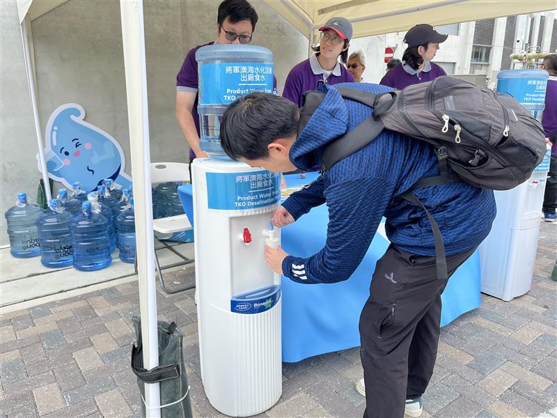 市民在參觀了海水化淡廠內的逆滲透淨化大樓、溶氣浮選過濾池及行政大樓等重要設施後，即場試飲由該廠出產的食水。