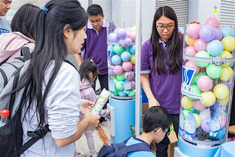 At the end of the visit, members of the public could draw souvenirs from gasha machine.