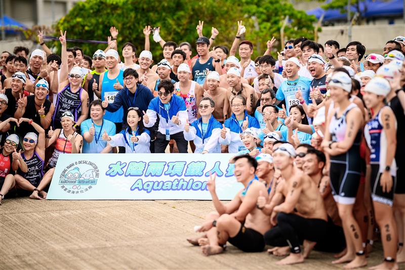 The Director of Water Supplies Wong Yan-lok, Roger took picture with the participants of Aquathlon. rticipants of Aquathlon.