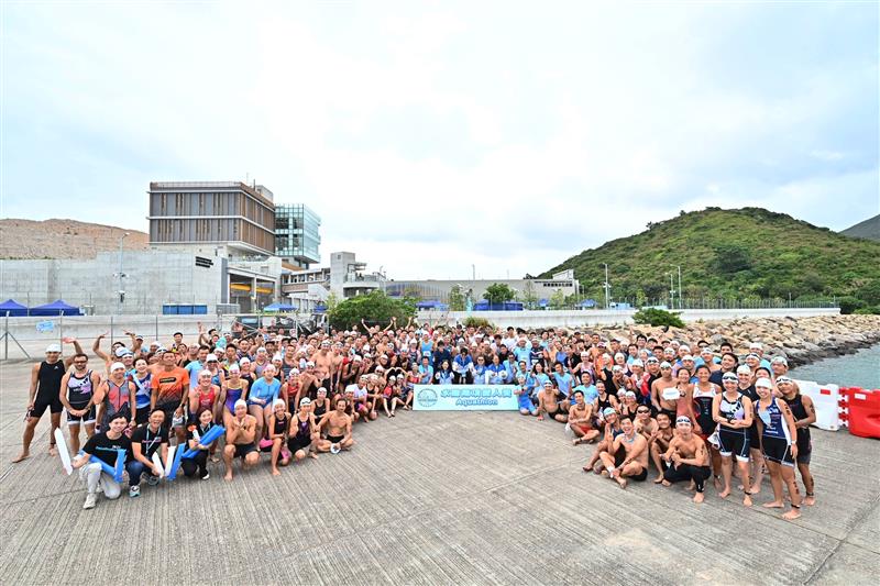 於將軍澳海水化淡廠舉行的「水陸兩項鐵人賽」，吸引250名參賽者參加。