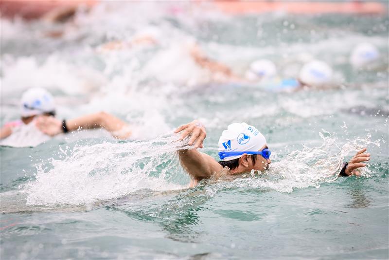 The participants set off in the swimming course of Aquathlon.