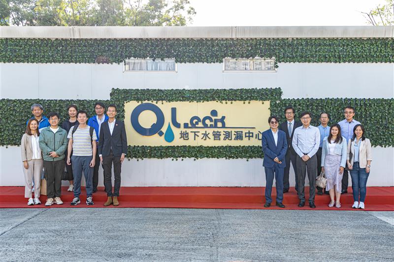 The Director of Water Supplies Wong Yan-lok, Roger and WSD staff pictured with the District Officer (Kwai Tsing) cum Chairman of Kwai Tsing District Council, Mr Huggin TANG, JP and the K&amp;TDC members.