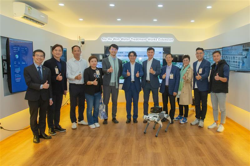 The Director of Water Supplies Wong Yan-lok, Roger and WSD staff pictured with Assistant District Officer (Islands)1, Mr Mok Mong-chan, and the Islands DC members.