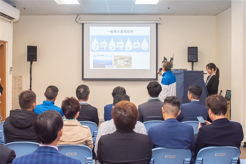 WSD staff introduced the water treatment process and water quality monitoring procedures at Siu Ho Wan Water Treatment Works to the Islands DC members.