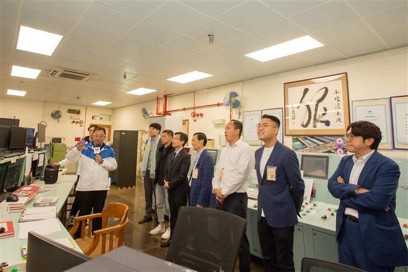 Islands DC members visited the control room of Siu Ho Wan Water Treatment Works. They were briefed on the process of water quality monitoring procedures.