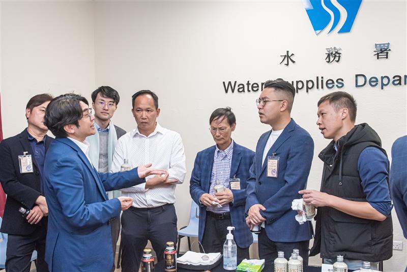 The Director of Water Supplies Wong Yan-lok, Roger discussed the water supply services in Islands District with the Islands DC members.