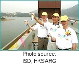 Picture shows Mr Mak (centre); Legislative Council member, Dr Raymond Ho (right); and the Director of Water Supplies cum Chairman of the International Water Association Regional Committee of Hong Kong, Mr Chan Chi-chiu (left); using the hand-held sports horns to signal the commencement 
of water sampling tests by participating students.